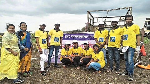 लातूर : गणेशोत्सवादरम्यान महापालिकेच्या कर्मचाऱ्यांच्या मदतीसाठी निर्माल्य ग्रुप पुढे आले. या ग्रुपमधील स्वयंसेवकांच्या मदतीने शहरातील निर्माल्य जमा करण्यात आले. 