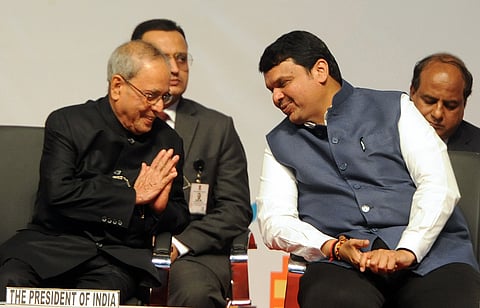 मानकापूर ः पाच वर्षांपूर्वी क्रीडा संकुलात झालेल्या कार्यक्रमात नागपूर गौरव ग्रंथाचे प्रकाशन करताना प्रणव मुखर्जी. यावेळी तत्कालीन महापौर प्रवीण दटके यांनी त्यांचे तुळशीचे रोपटे देऊन स्वागत केले होते. याच कार्यक्रमात तत्कालीन मुख्यमंत्री देवेंद्र फडणवीस य