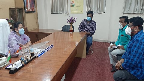 नांदेड - महापौर मोहिनी येवनकर यांनी आरोग्य विभागाची आढावा बैठक घेतली. 