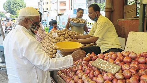 किरकोळ बाजारात कांदा 100 रुपयांवर 
