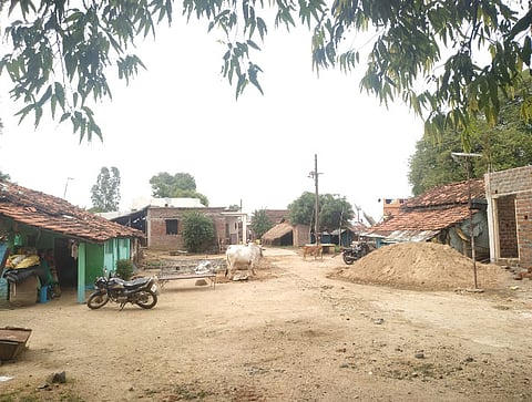 पचखेडी :  याच गावावर कुणीतरी मालकीचा केला आहे. 