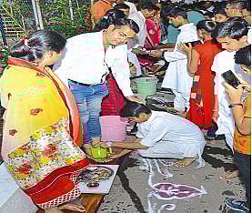  Students wash their parents' feet and say thank you