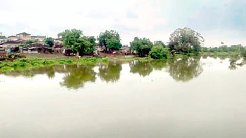  धामणगावरेल्वे : दुर्गवाडा गावाला पाण्याने घातलेला विळखा. 