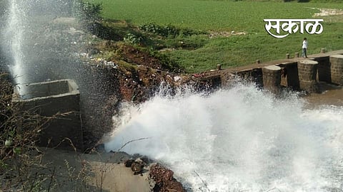 व्हॉल्व्ह फुटून आळंदीत लाखो लिटर पाण्याची नासाडी