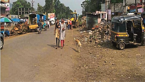 पोलादपूर : मुंबई-गोवा महामार्ग चौपदरीकरणाच्या आड येणारी अनेक दुकाने हटवण्यात आली आहेत. 