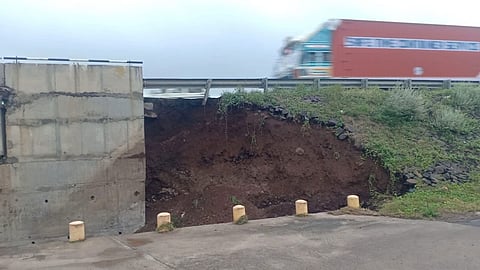 महत्वाची बातमी : पुणे-सोलापूर महामार्गाला धोका; वाकडा पुल येथील भराव खचला 