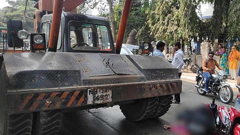 पुण्यात भीषण अपघात; हेल्मेट असूनही वाचला नाही 'तिचा' जीव