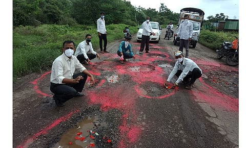 पुण्यातील 'या' गावात रस्त्यावर रांगोळी काढून पुरणपोळीचा नैवेद्य; काय आहे प्रकरण? 