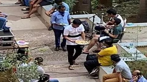 अतिहुशारपणाचा कळस ! सोसायटीत रंगली चक्क 'समोसा' पार्टी, मग पोलिसांनी....