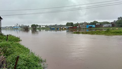  Flood near Mallewadi stream on Miraj-Salgare state highway woman was carried away.