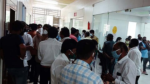 Video : पिंपरीतील 'या' शाळेत शुल्कवाढीवरून पालकांचा गोंधळ!