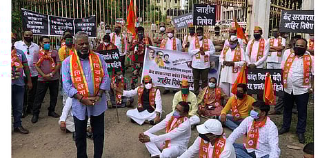 'मोदी सरकार शेतकरीविरोधी'; घोडेगाव येथे शिवसेनेचे आंदोलन