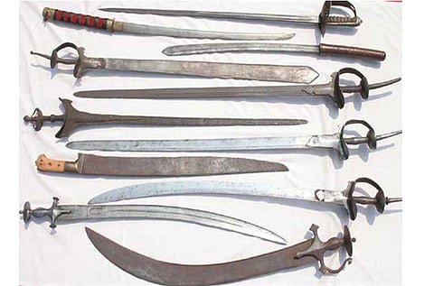 Akola News: Old deadly weapons, five swords seized from Balapur city