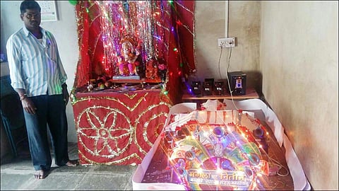 धामणी (ता. आंबेगाव): तमाशा कलावंत दिनकर रोकडे यांनी गणपती समोर तमाशा मंडाळाचा हुबेहुब देखावा सादर करुन लोप पावत चाललेल्या तमाशा कलेवरील आपले प्रेम या देखाव्याच्या माध्यमातून व्यक्त केले.