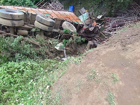 समुद्रपूर ः कालव्यात शिरलेला ट्रक 