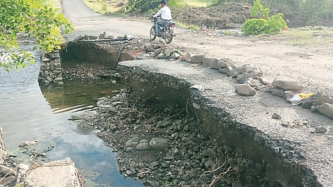 सावधान! विरळी-झरे पुलाला मोठे भगदाड; जीव मुठीत घेऊन करावा लागतोय प्रवास