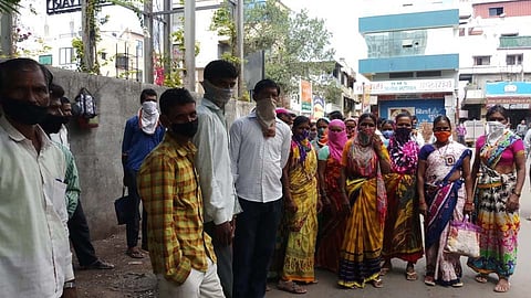 कुणी काम देता का काम? कोरोनाची झळ बसलेल्या 'या' मजुरांना कुणी काम देता का?