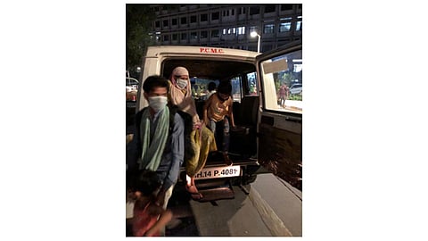 तिच्यासाठी ते ठरले देवदूत; महापालिका कर्मचा-यांनी पोचविले रुग्णालयात