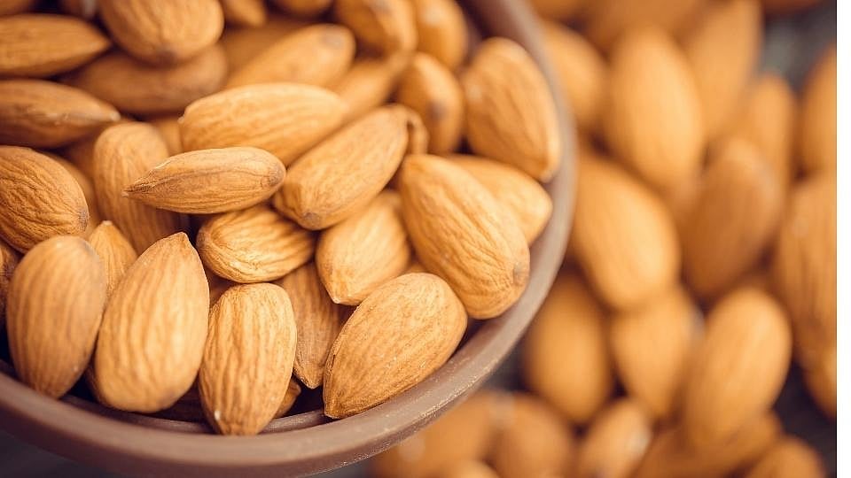 Pregnancy and Almonds प्रेग्नंसीमध्ये कच्चे बदाम खावेत का?