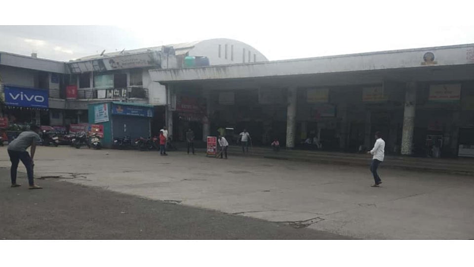 इंदापूर बस स्थानक बनले क्रिकेटचे मैदान Indapur Bus Stand