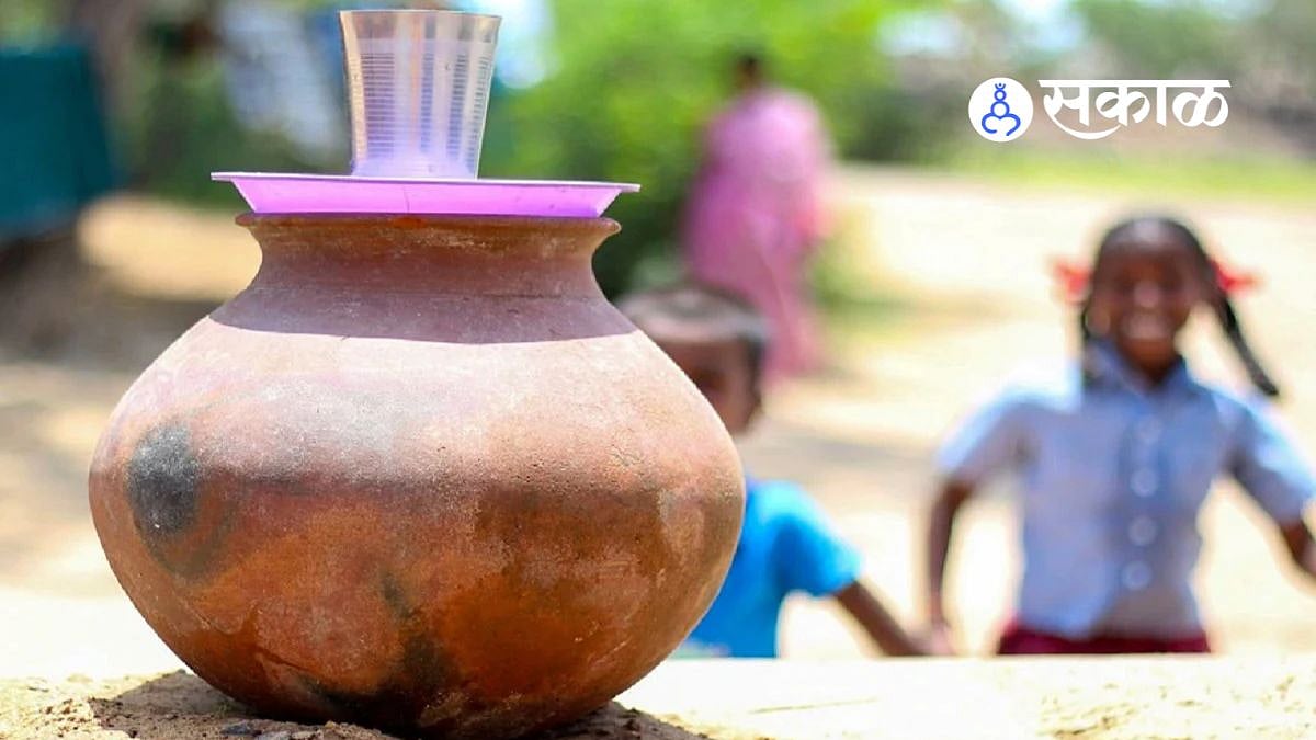 जातीभेद संपणार कधी? माठातलं पाणी प्यायल्याने दलित विद्यार्थ्याला ...