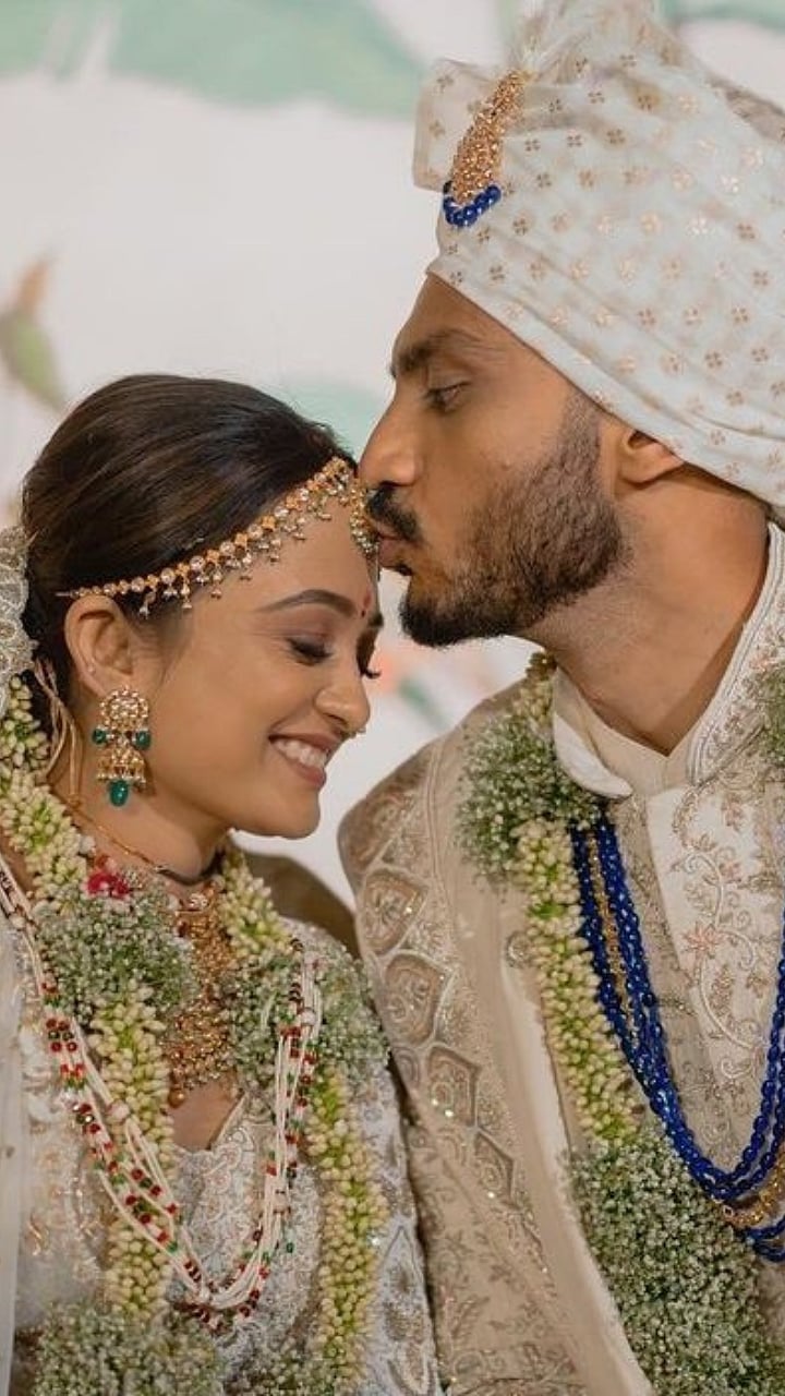 अक्षरवर पडल्या अक्षदा, लग्न झालं अन्... : Axar Patel Wedding