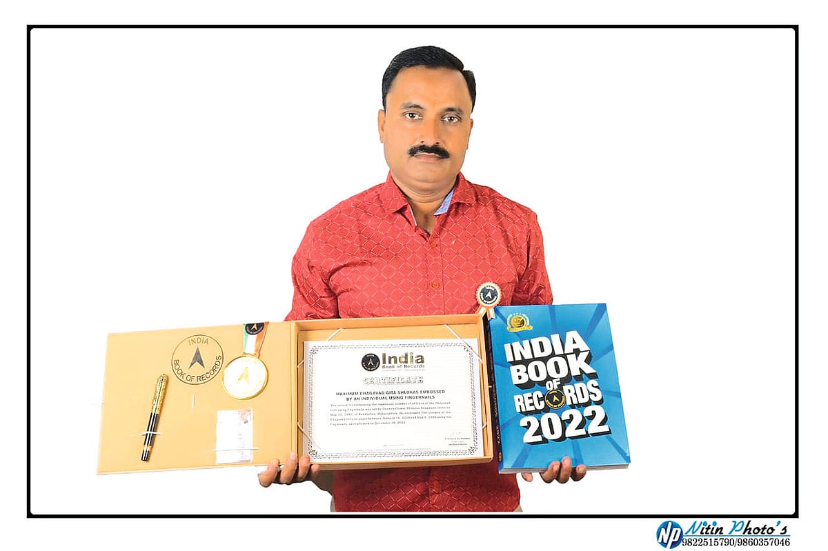 Nail Painting : नखचित्रकलेतून साकारली भगवद्गीता; ज्ञानेश्‍वर सोनवणे ...