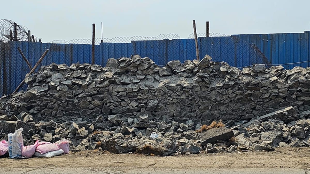 Airport : विमानतळाची सुरक्षा ऐरणीवर! मुंबईत विमानतळ रनवे जवळील भिंत कोसळली