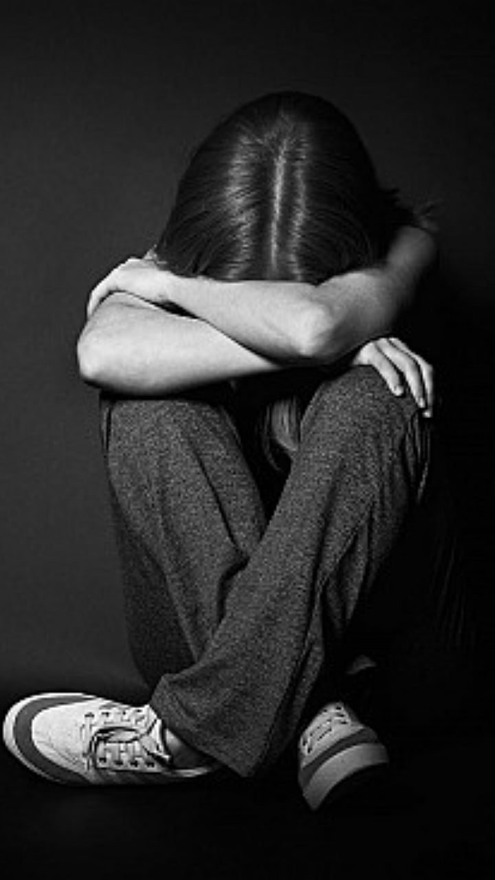 Depression Symptoms : डिप्रेशनमध्ये असल्याची लक्षणे