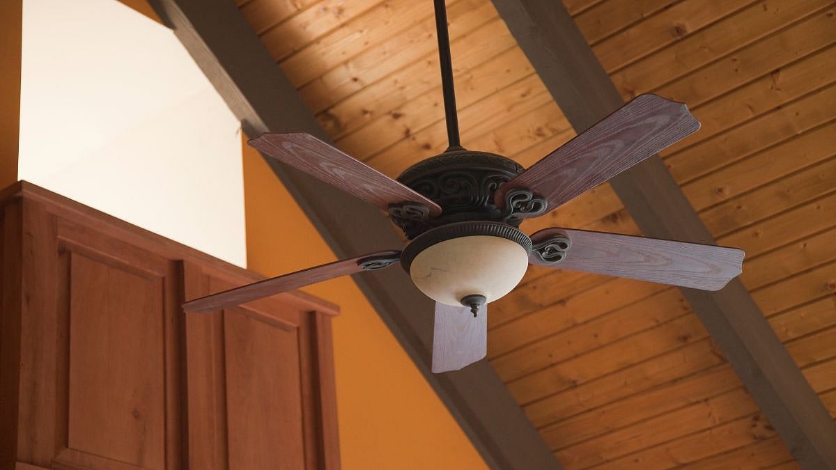 Ceiling fan cleaning tips 5 मिनिटात स्मार्ट पद्धतीनं पंखा स्वच्छ करा
