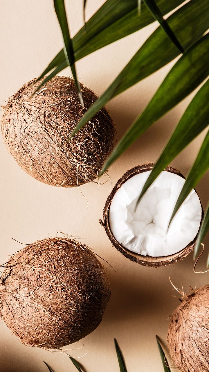 जड अवजारांशिवाय फोडता येईल नारळ, वापरा या ट्रिक्स tips to break coconut ...