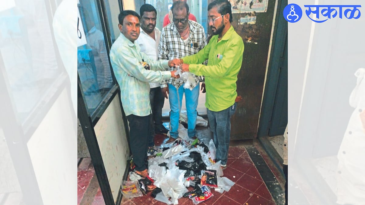 Jalgaon News पारोळ्यात पालिकेकडून 25 किलो प्लास्टिक जप्त 25 kg of