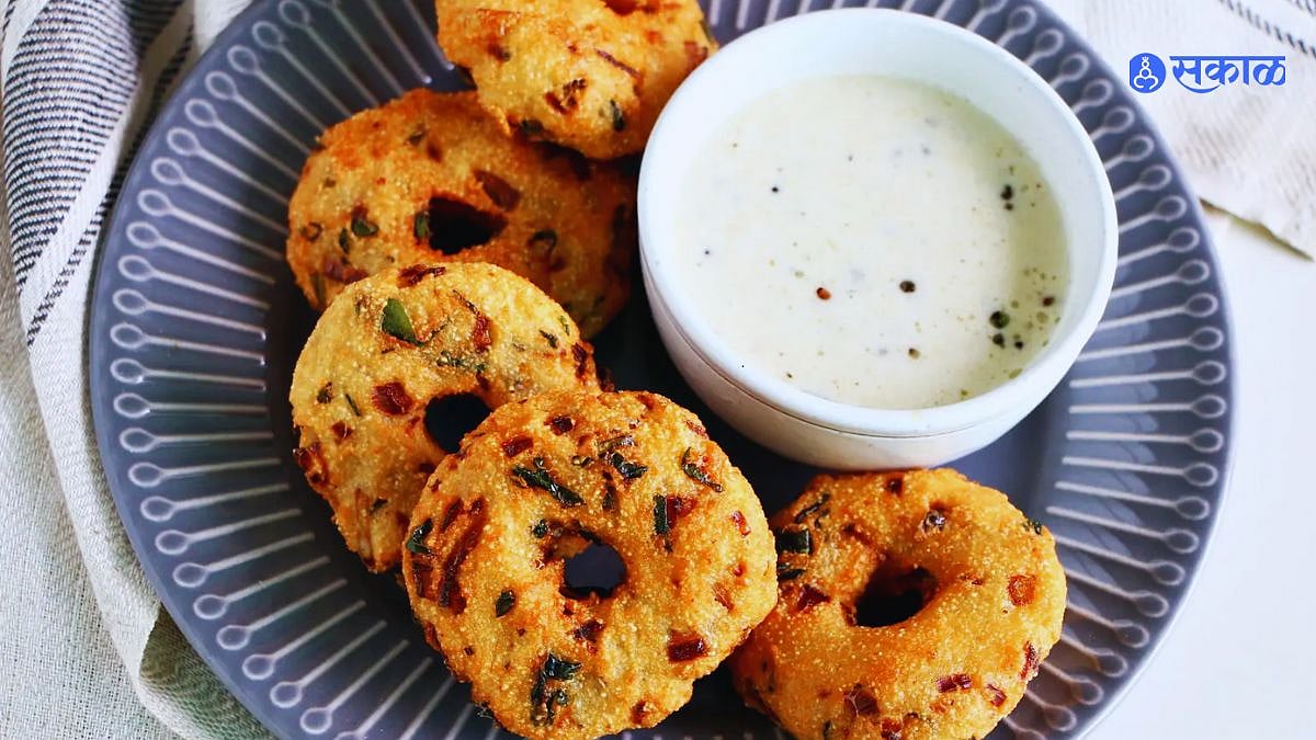 Rava Meduvada Recipe : नाश्त्यामध्ये झटपट बनवा गरमागरम आणि चविष्ट रवा ...