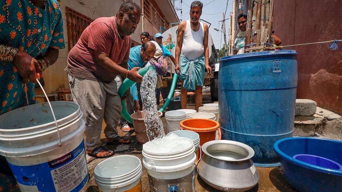 Misusing Water Misusing Water : बंगळुरूमध्ये पाण्याचं दुर्भिक्ष्य! महापालिकेने काढले ...