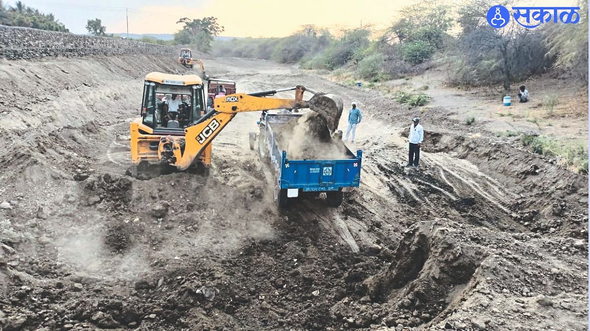 Dhule Drought News : पाणीसाठा टिकण्यासाठी पदरमोड गाळ उपसा; भविष्यातील ...