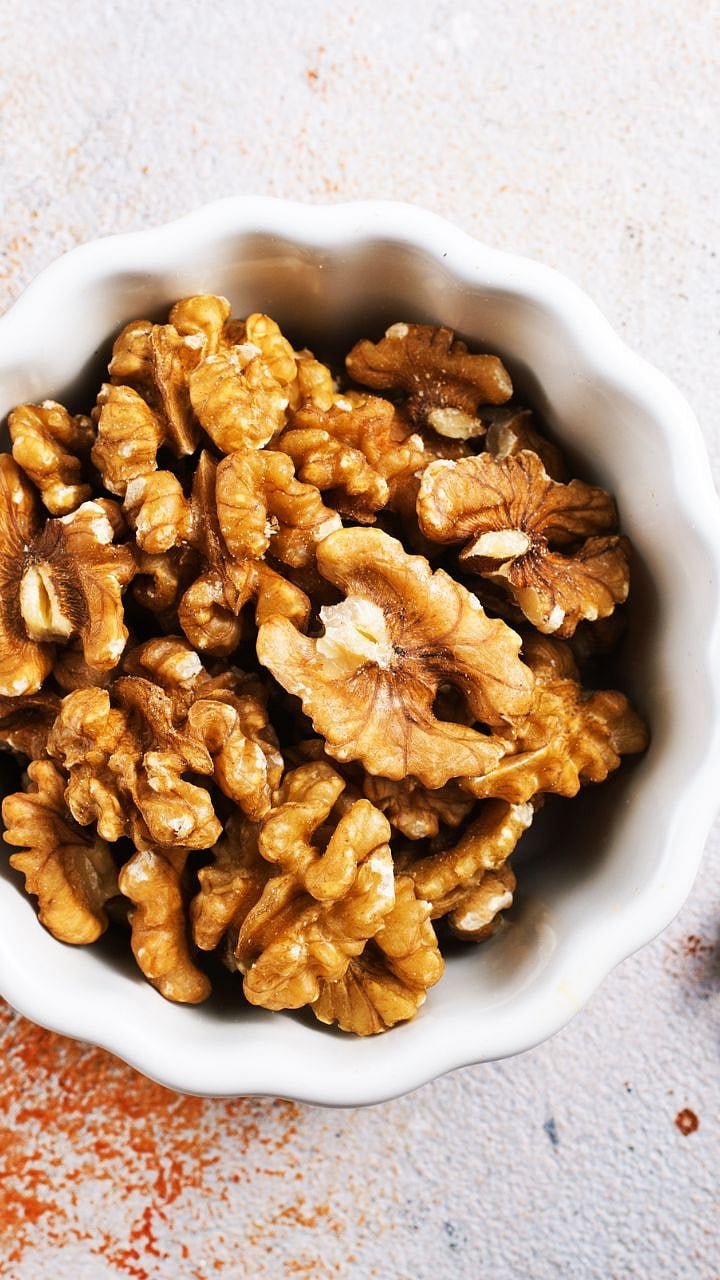 रिकाम्या पोटी अक्रोड खाणे किती चांगले? Benefits of eating soaked ...