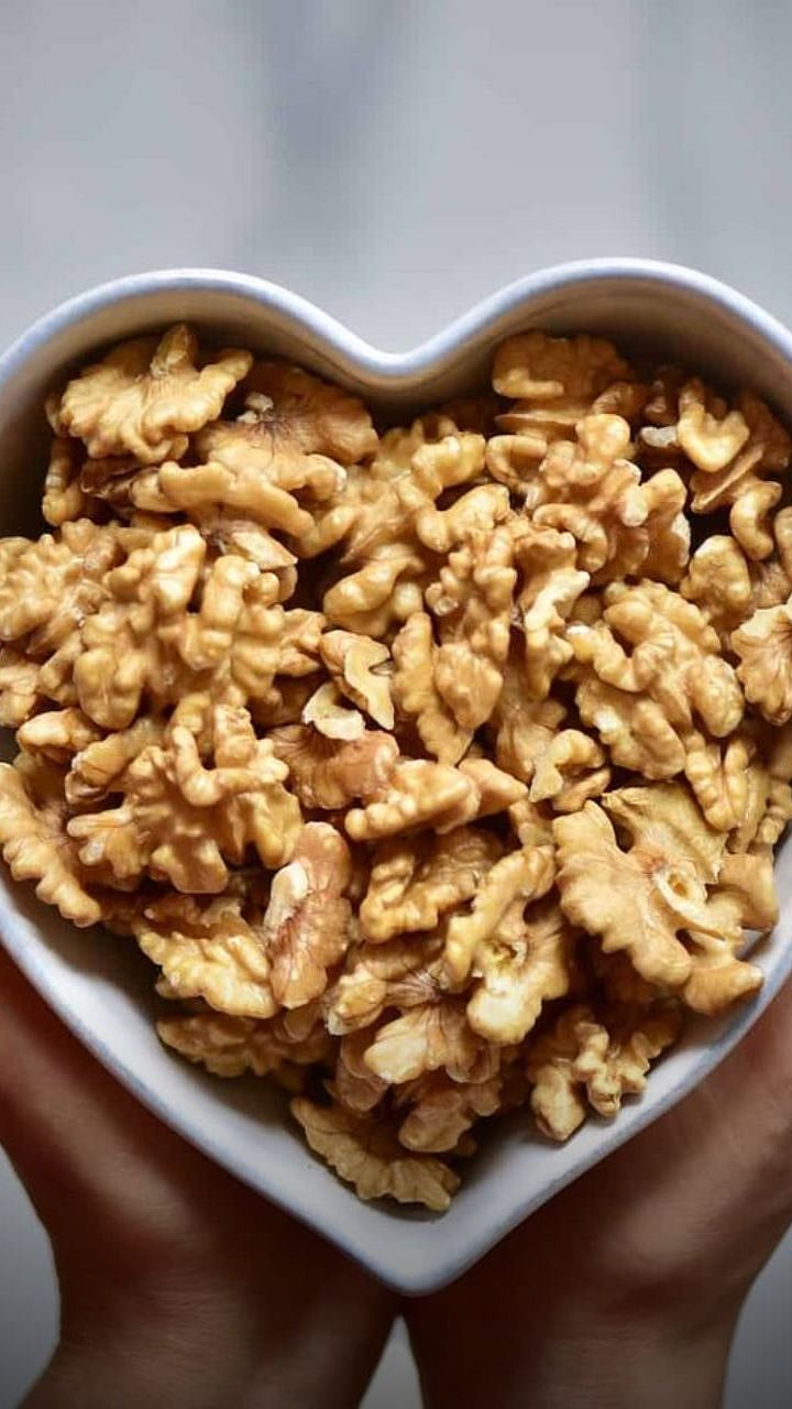 Eating Walnut Health Benefits: दररोज 2 अक्रोड खाल्ल्यास काय होते ...