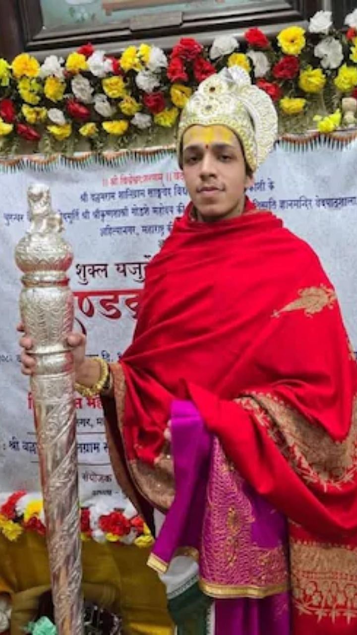 वाराणसी विद्यार्थी १९ वर्षीय देवव्रत रेखेचा ऐतिहासिक दंडक्रम पारायण ...