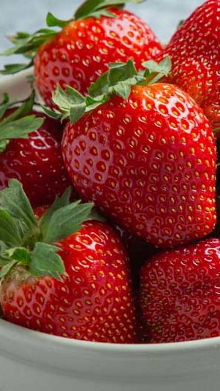 Strawberry Benefits : 'स्ट्रॉबेरी' खाण्याचे फायदे काय अन् दिवसभरातून किती खाव्यात? 3 Nissanka Online Maharashtra