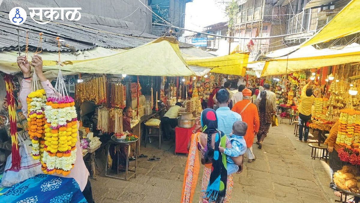 आळंदी अतिक्रमण: भाविकांच्या मार्गात दुकानदारांचा अडथळा. Encroachment in ...
