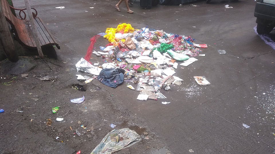रविवार पेठेत रस्त्याताची झाली कचरा पेटी!