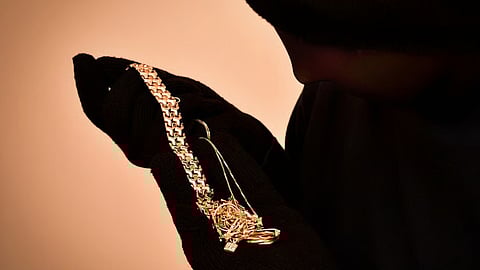UP: Thieves posing as delivery boys rob jewellery store, flee with 20 kg of silver, 125 gm of gold