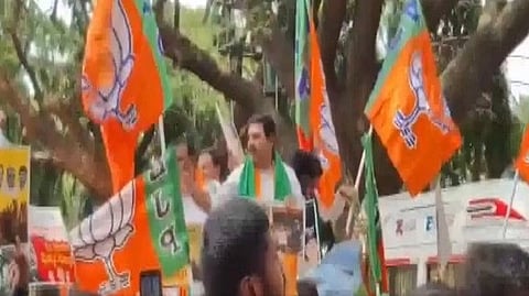 Karnataka: BJP leaders hold protest in Tumakuru over shortage of fertilisers 