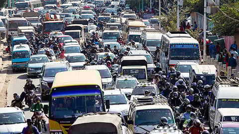 Traffic jam on Mumbai-Ahmedabad highway; over 500 students stuck for 12 hours