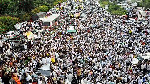 Resolve farmers' issues through talks, not agitations: Fadnavis to ex-minister Kadu