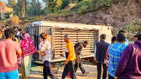 28 injured as mini bus overturns in Rajouri, J&K