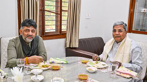 Siddaramaiah, DKS share meal, put up united front amid leadership row
