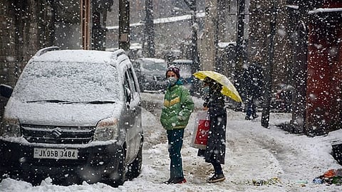 Srinagar shivers as temperature hits zero amid cold wave