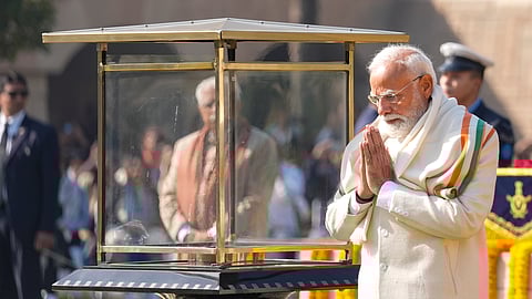 President, PM pay tributes to Mahatma Gandhi at Rajghat on death anniversary