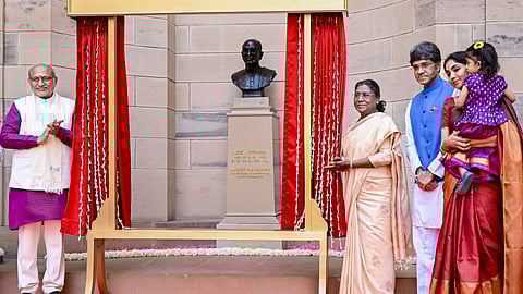 Prez unveils bust of first Indian Governor General at Rashtrapati Bhavan